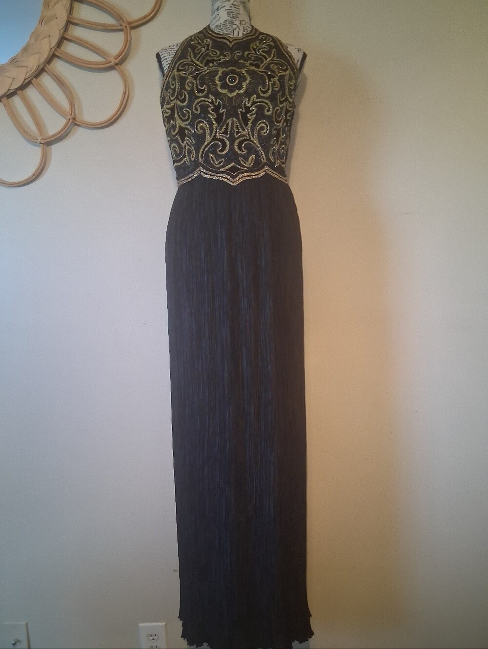 Mary McFadden Couture Embellished Black Plisse Halter Gown Size 6  P2P 161/2 - Picture 4 of 12